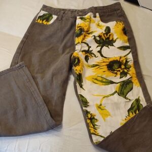 NWOT Gray & Sunflower Floral Print Jeans w/ Matching Details - Size L